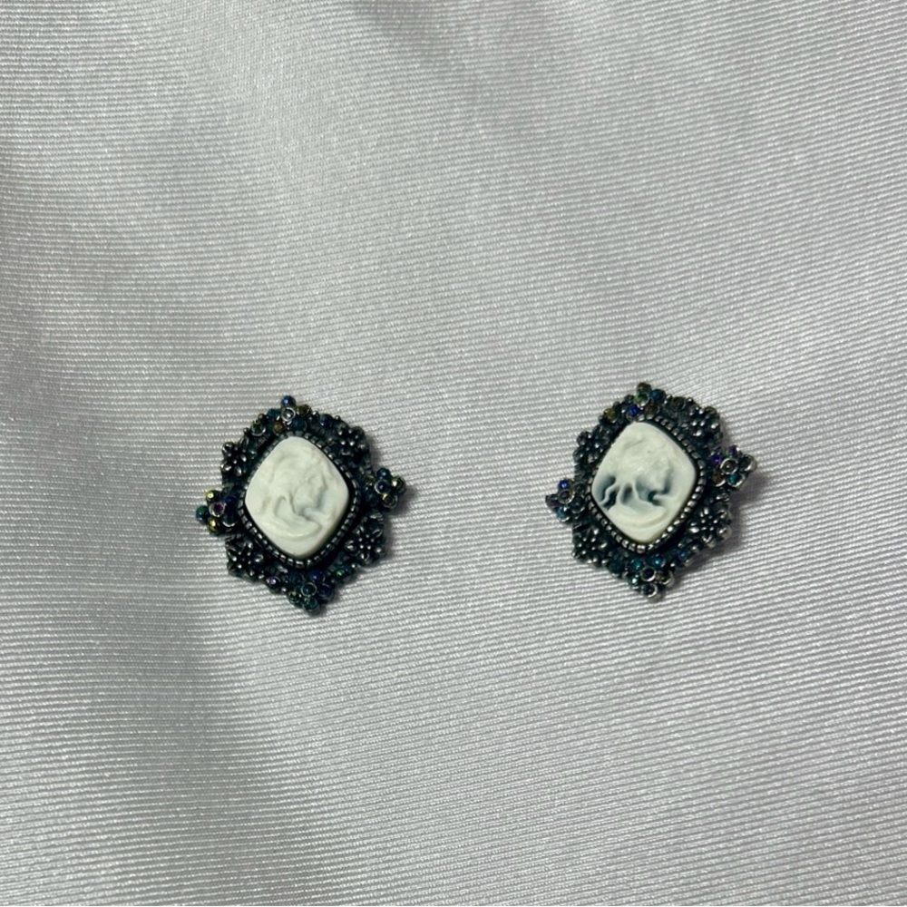 Vintage Floral Cameo Earrings 1″ Sparkling Stones Star Mark Antique Style